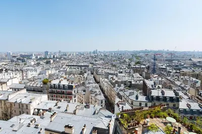 Vue générale sur Paris ou vue de la ville depuis l'appartement