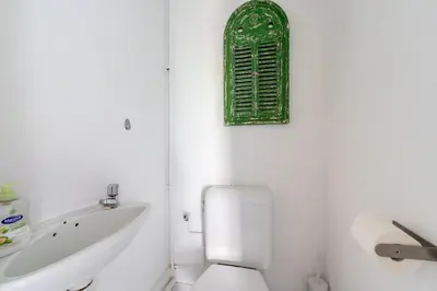 Salle de bains dans l'établissement In front of The Sacre Cœur - 2 bedrooms with elevator