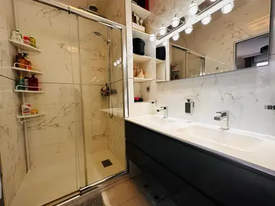 Salle de bains dans l'établissement Luxury Flat - Eiffel Tower View & Terrace - Air Conditioning