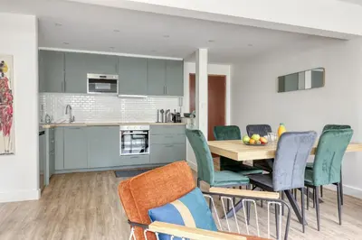 Cuisine ou kitchenette dans l'établissement Branded New 4 Bdrs Flat - Huge Terrace - Prime Loc