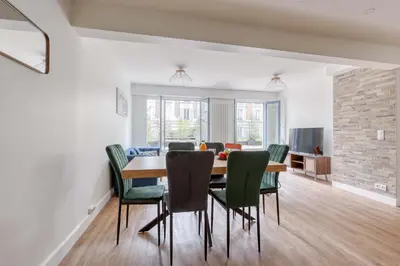 Coin salon dans l'établissement Branded New 4 Bdrs Flat - Huge Terrace - Prime Loc