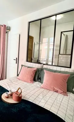 Un ou plusieurs lits dans un hébergement de l'établissement Joli Appartement à 15min des Champs Elysée