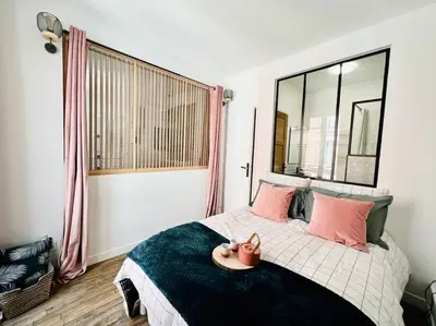 Un ou plusieurs lits dans un hébergement de l'établissement Joli Appartement à 15min des Champs Elysée