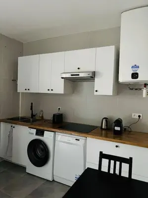 Cuisine ou kitchenette dans l'établissement Appart PARIS Sud - calme & lumineux - RER B 2 minutes