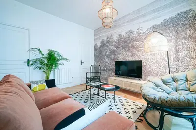 Télévision ou salle de divertissement dans l'établissement Parisuites Central Grands boulevards Chic Folies Bergères