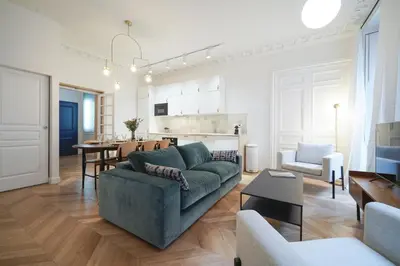 Coin salon dans l'établissement Parisuites Central Grands boulevards Design Folies Bergères
