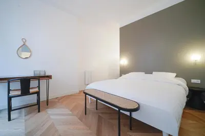 Un ou plusieurs lits dans un hébergement de l'établissement Parisuites Central Grands boulevards Design Folies Bergères