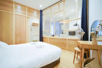 Un ou plusieurs lits dans un hébergement de l'établissement Parisuites Central Canal Saint Martin Luxe & Chic & Cosy