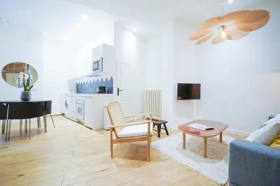 Télévision ou salle de divertissement dans l'établissement Parisuites Central Canal Saint Martin Luxe & Chic & Cosy