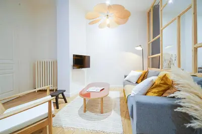 Télévision ou salle de divertissement dans l'établissement Parisuites Central Canal Saint Martin Luxe & Chic & Cosy