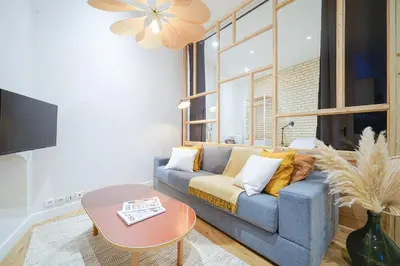 Coin salon dans l'établissement Parisuites Central Canal Saint Martin Luxe & Chic & Cosy