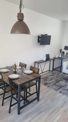Télévision ou salle de divertissement dans l'établissement Appartement luxueux dans maison bourgeoise parisienne