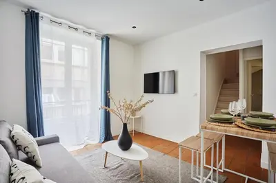 Télévision ou salle de divertissement dans l'établissement Apartment Louvre Museum by Studio prestige