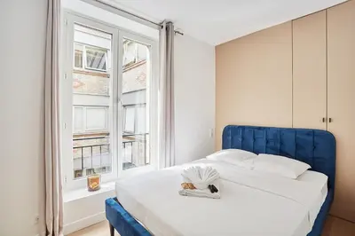 Un ou plusieurs lits dans un hébergement de l'établissement Apartment Louvre Museum by Studio prestige