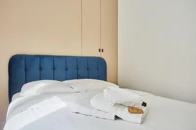 Un ou plusieurs lits dans un hébergement de l'établissement Apartment Louvre Museum by Studio prestige