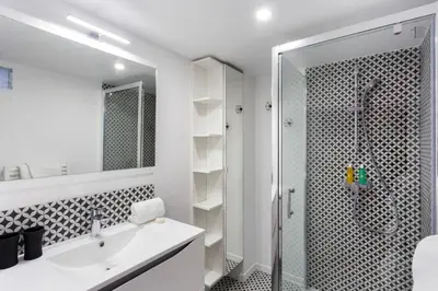 Salle de bains dans l'établissement Stunning 1BR 6 Sleeps Apt Saint Germain-Luxembourg