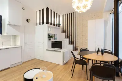 Cuisine ou kitchenette dans l'établissement Stunning 1BR 6 Sleeps Apt Saint Germain-Luxembourg
