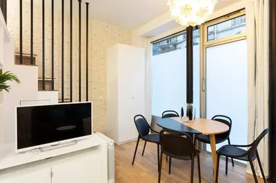 Cuisine ou kitchenette dans l'établissement Stunning 1BR 6 Sleeps Apt Saint Germain-Luxembourg