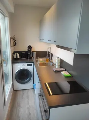 Cuisine ou kitchenette dans l'établissement Studio avec terrasse proche des transports.