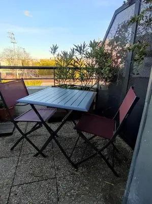 Balcon ou terrasse dans l'établissement Studio avec terrasse proche des transports.
