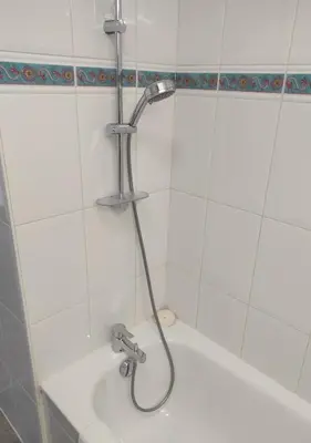 Salle de bains dans l'établissement Studio avec terrasse proche des transports.
