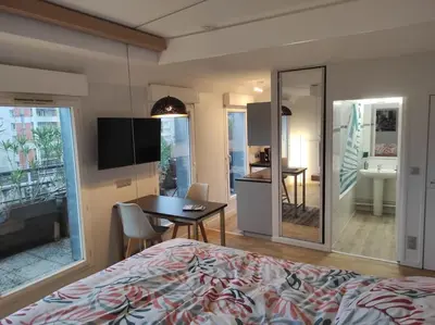 Télévision ou salle de divertissement dans l'établissement Studio avec terrasse proche des transports.