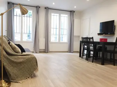 Télévision ou salle de divertissement dans l'établissement New Apartment in the Heart of Le Marais