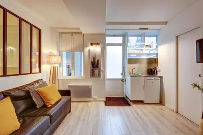 Cuisine ou kitchenette dans l'établissement 2 bedroom in the heart of Le Marais
