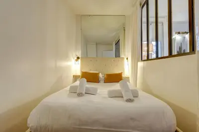 Un ou plusieurs lits dans un hébergement de l'établissement 2 bedroom in the heart of Le Marais