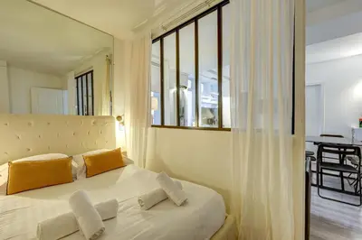 Un ou plusieurs lits dans un hébergement de l'établissement 2 bedroom in the heart of Le Marais