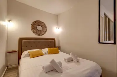 Un ou plusieurs lits dans un hébergement de l'établissement 2 bedroom in the heart of Le Marais