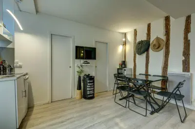 Cuisine ou kitchenette dans l'établissement 2 bedroom in the heart of Le Marais