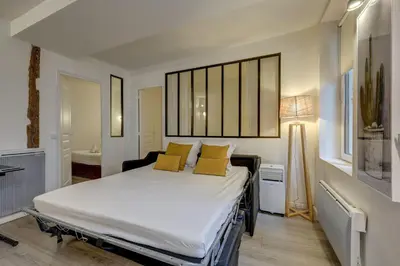 Un ou plusieurs lits dans un hébergement de l'établissement 2 bedroom in the heart of Le Marais