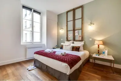 Un ou plusieurs lits dans un hébergement de l'établissement Renovated 2BD next to Jardins du Luxembourg
