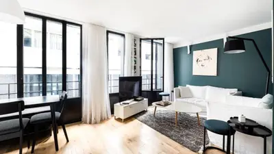 Coin salon dans l'établissement Bright & renovated 3BD for 8 guests in Le Marais!