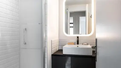Salle de bains dans l'établissement Bright & renovated 3BD for 8 guests in Le Marais!