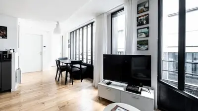 Télévision ou salle de divertissement dans l'établissement Bright & renovated 3BD for 8 guests in Le Marais!