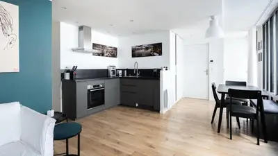 Cuisine ou kitchenette dans l'établissement Bright & renovated 3BD for 8 guests in Le Marais!