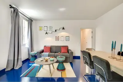Coin salon dans l'établissement Modern & colourful 3BD for 9 guests in Le Marais!