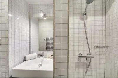 Salle de bains dans l'établissement Modern & colourful 3BD for 9 guests in Le Marais!