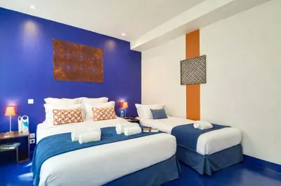 Un ou plusieurs lits dans un hébergement de l'établissement Modern & colourful 3BD for 9 guests in Le Marais!