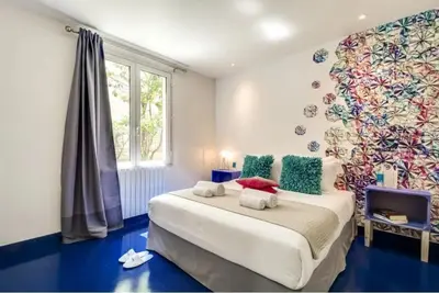 Un ou plusieurs lits dans un hébergement de l'établissement Modern & colourful 3BD for 9 guests in Le Marais!