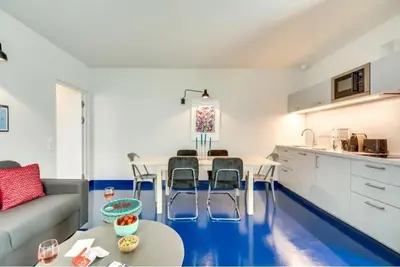 Cuisine ou kitchenette dans l'établissement Modern & colourful 3BD for 9 guests in Le Marais!