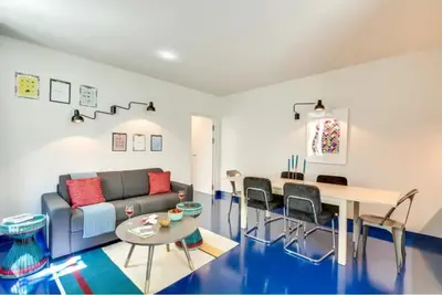 Coin salon dans l'établissement Modern & colourful 3BD for 9 guests in Le Marais!