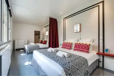 Un ou plusieurs lits dans un hébergement de l'établissement Modern and huge 3BD for 10 guests in Le Marais!