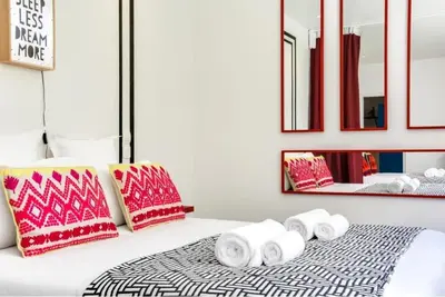 Un ou plusieurs lits dans un hébergement de l'établissement Modern and huge 3BD for 10 guests in Le Marais!