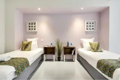 Un ou plusieurs lits dans un hébergement de l'établissement Modern and huge 3BD for 10 guests in Le Marais!