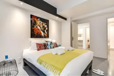 Un ou plusieurs lits dans un hébergement de l'établissement Modern and huge 3BD for 10 guests in Le Marais!