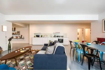 Coin salon dans l'établissement Modern and huge 3BD for 10 guests in Le Marais!