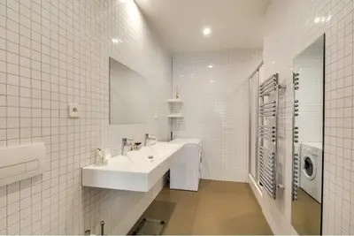 Salle de bains dans l'établissement Modern and eclectic 3BD duplex in Le Marais!